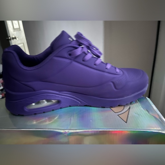 Sketchers - Picture 2 of 3